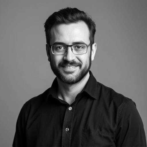 Ritratto di Marco Ferrari, Responsabile della Produzione, in un laboratorio con tessuti.